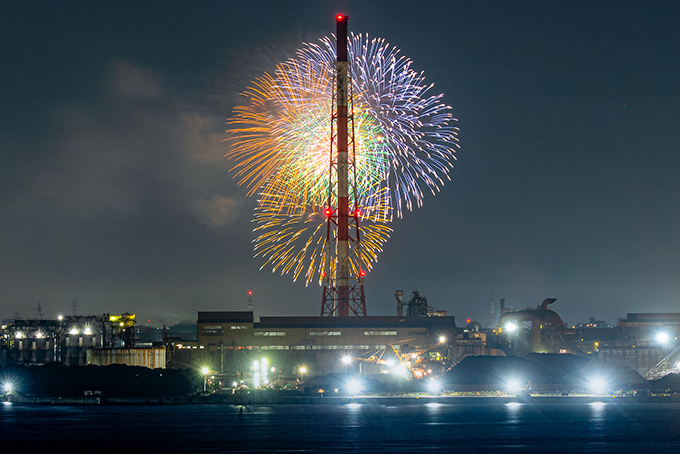 工場夜景越しに見る花火