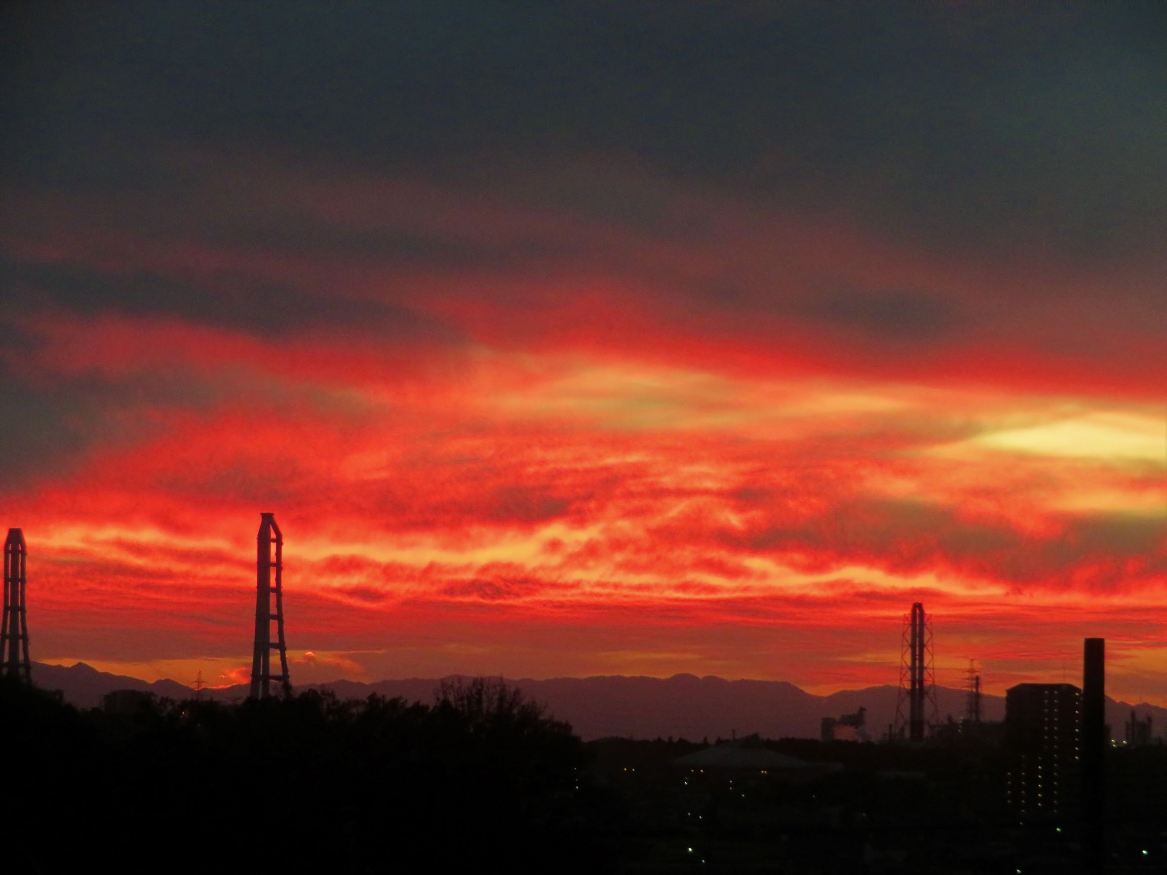 紅赤の夕景曇り