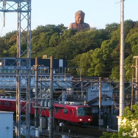 大仏さんと電車を同時にシャッターを切る