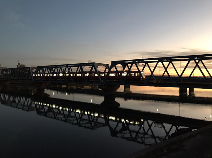 千鳥橋を通る名鉄電車
