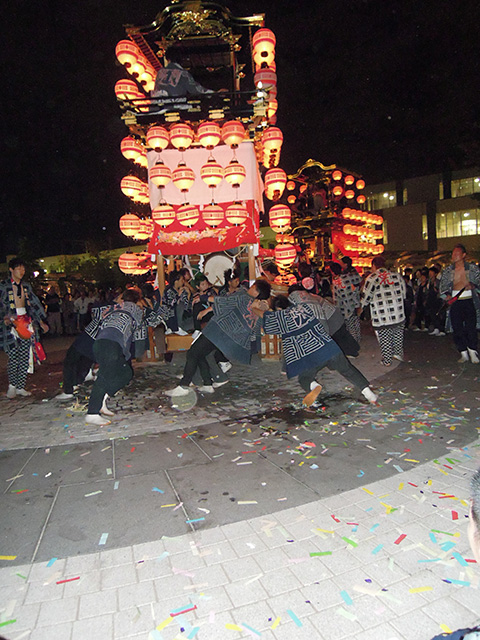 夜のどんでん広場で