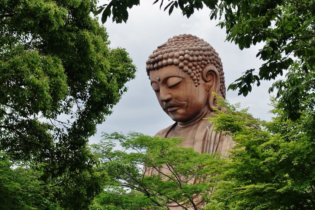 深緑の聚楽園大仏